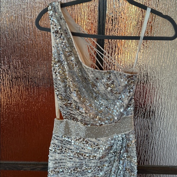 MAC DUGGAL
Silver Sequined One Shoulder Draped Lace Up Gown size 8 NWT - Picture 9 of 12